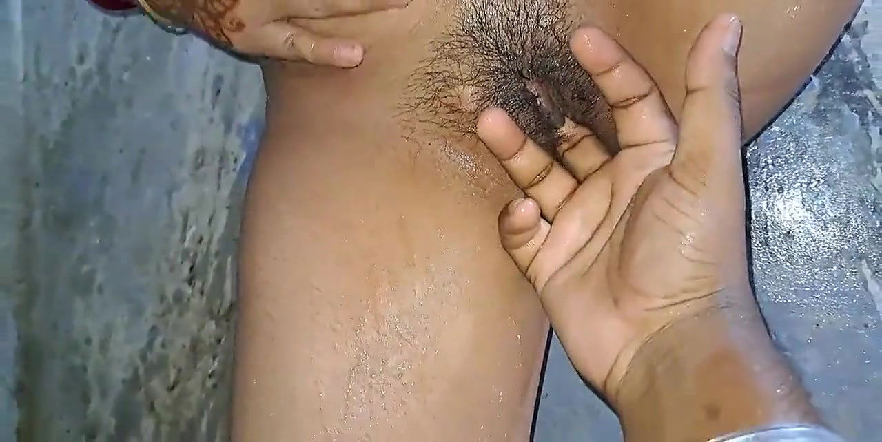 Newly married bhabhi ko Bathroom Fucked Indian bhabhi devar Dasi sex