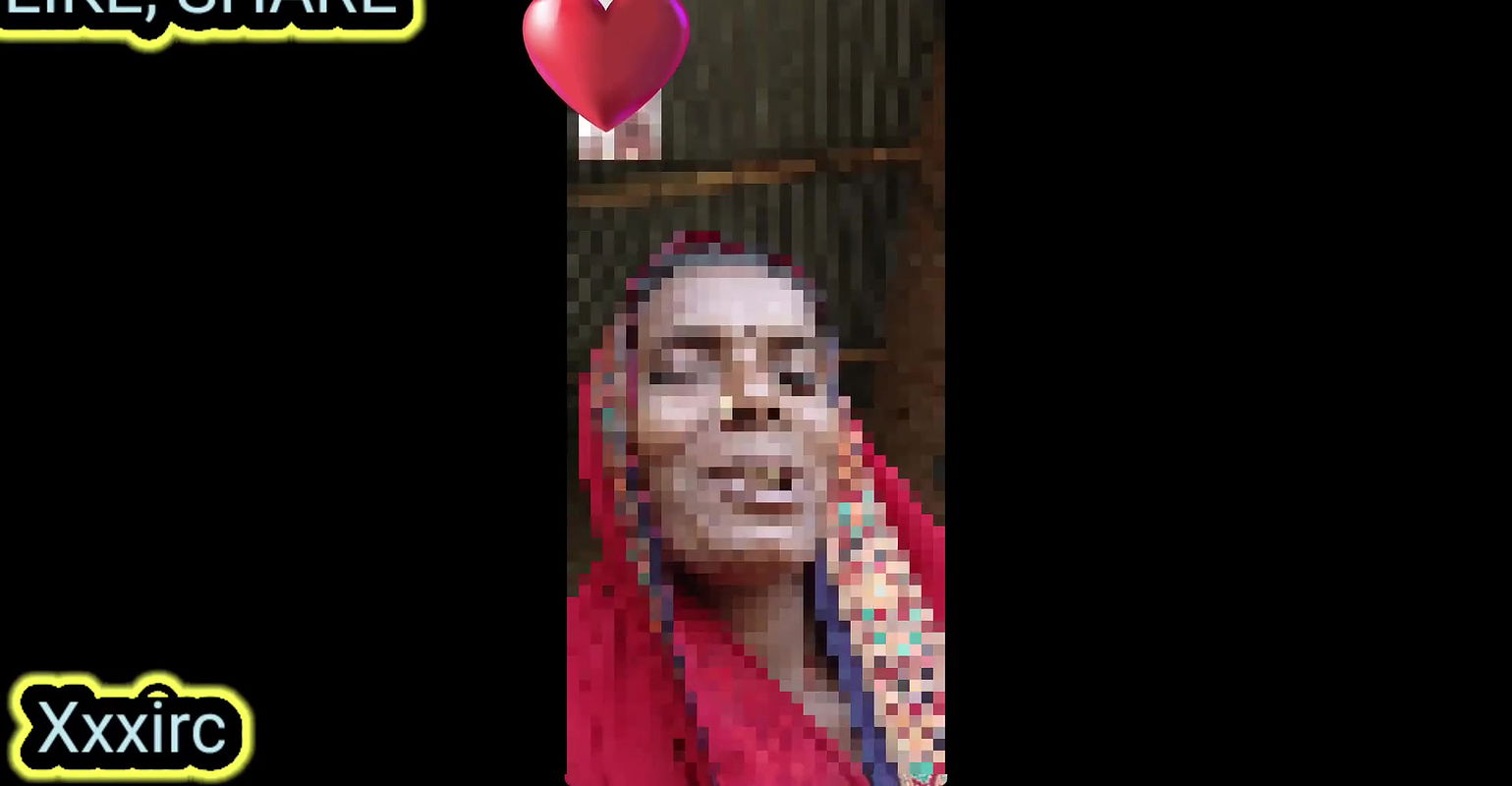 Sexy bhabhi showing black boob