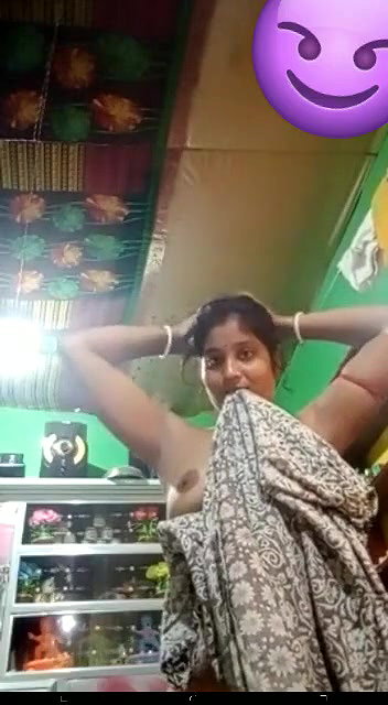 Desi bhabhi showing to lover