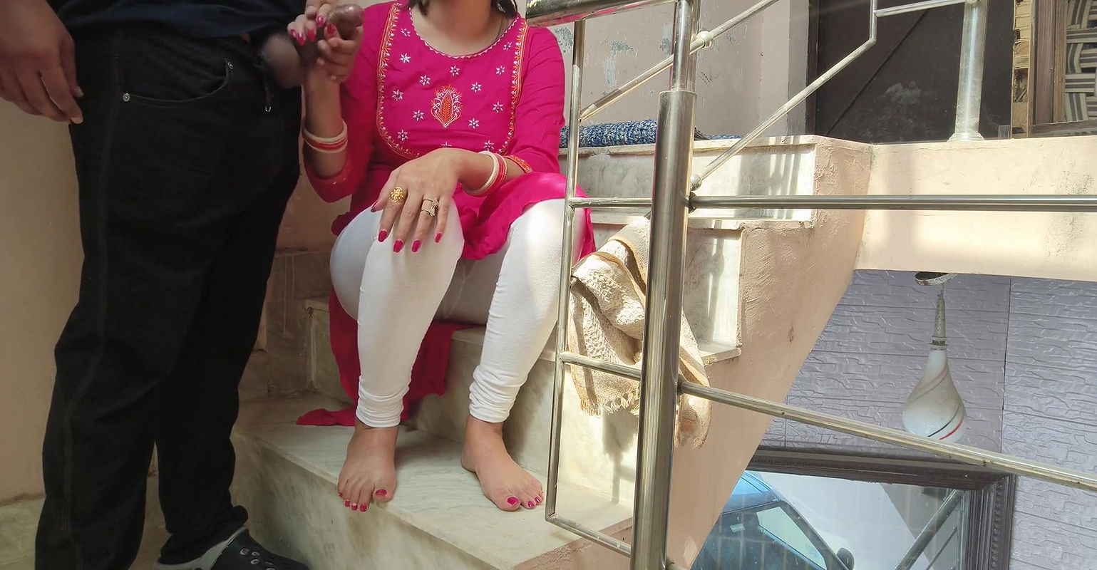 ndian shy kamwali Fucked hard by her Landlord Kamwali ke sath Outdoor Masti lagging utar kar zabardast gaand chodi hindi