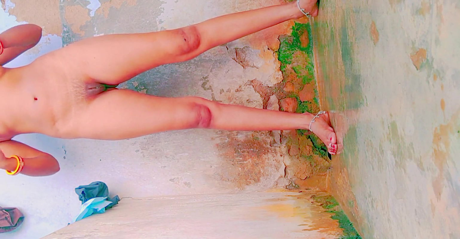 Young indian niked School girl bath viral video !!Leaked video!! she is fingring for boyfriend in live video call