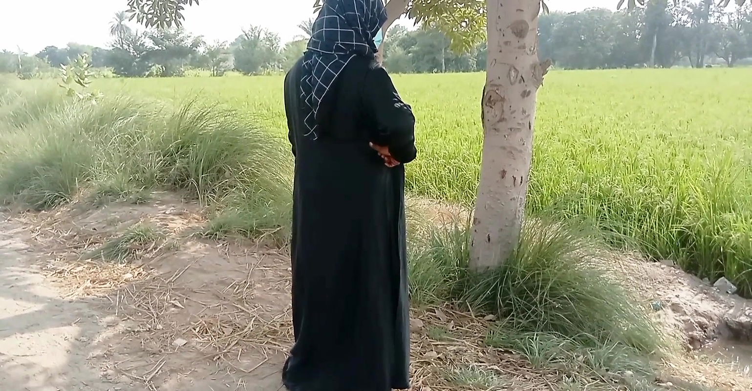 Muslim Randi girl road pa khari ho ker logon se chodwa Rahi thi ma ne bhi chod Dala aur gand phar di