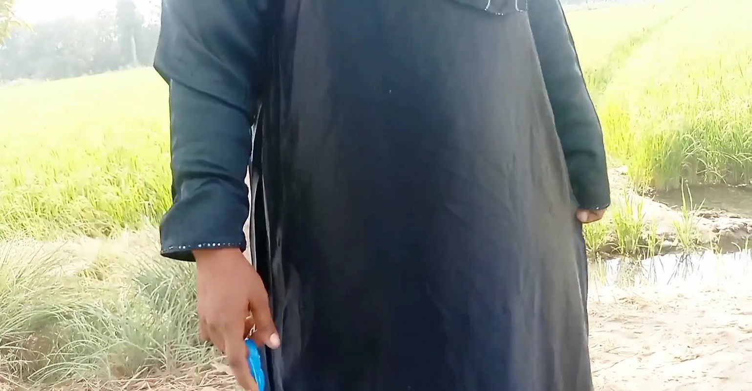 Muslim Randi girl road pa khari ho ker logon se chodwa Rahi thi ma ne bhi chod Dala aur gand phar di