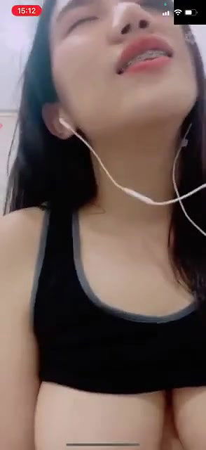 Beauty Teen Video call to BF and finguring