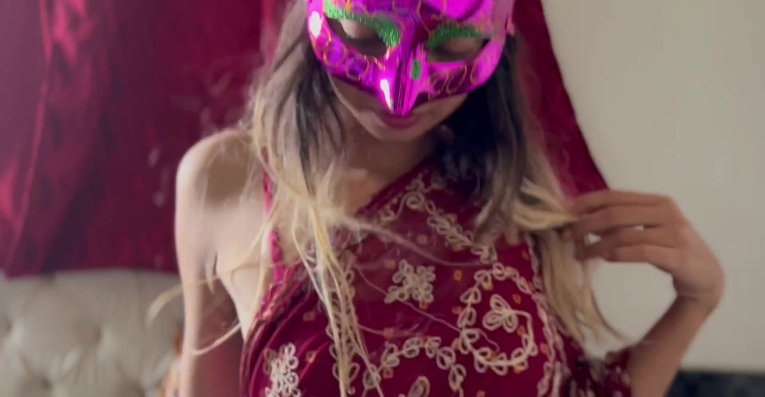 HOT BHABHI SHOWING HER BOOBS