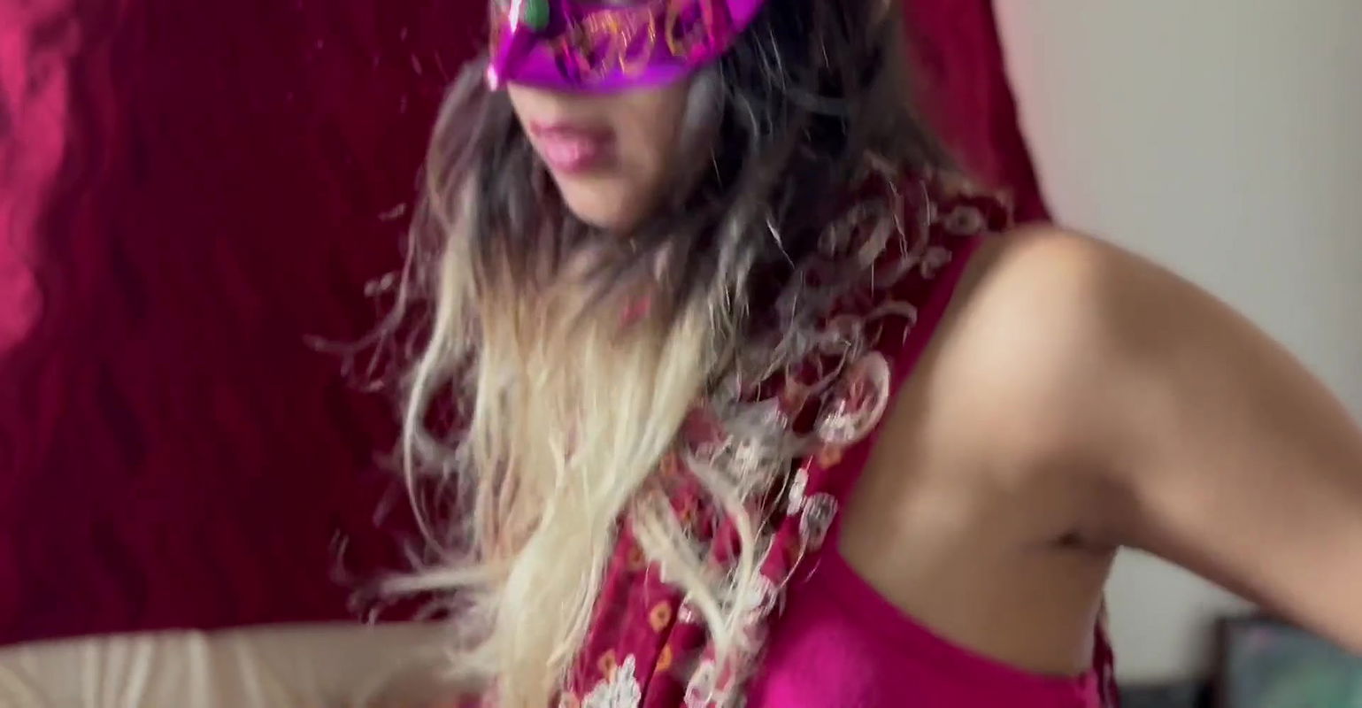 HOT BHABHI SHOWING HER BOOBS