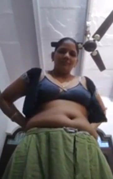 MATURE DESI AUNTY GETTING OFF ALL THE CLOTHES