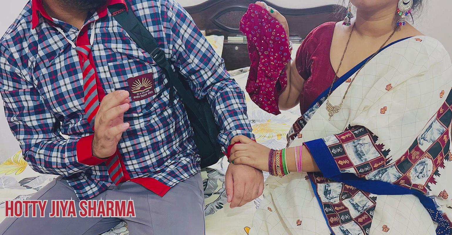 30 saal ki Amma ne jawaan ladke se gaand chudwayi jb wo school se aya