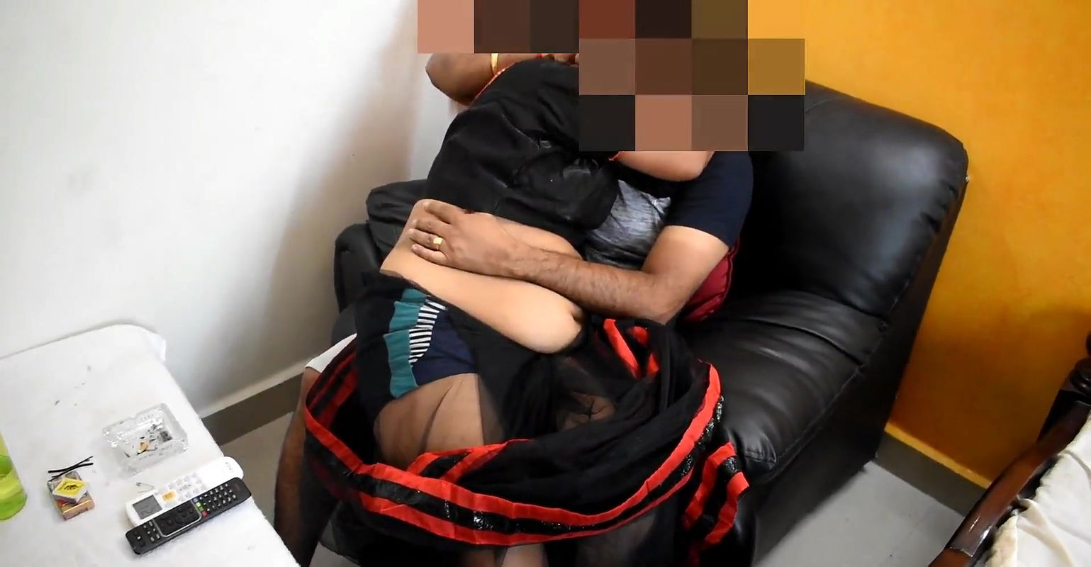 MalligaHot – Tamil Aunty – Deep Kiss with Boobs Squeeze and Deep