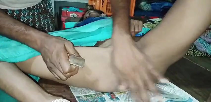 Puja bhabhi ganw ki nai ko bulakar apni jhat bana Rahi hai nai bhabhi ka boor me ungali dal kar maza liya