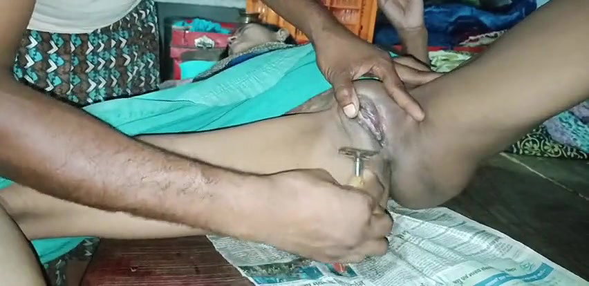 Puja bhabhi ganw ki nai ko bulakar apni jhat bana Rahi hai nai bhabhi ka boor me ungali dal kar maza liya