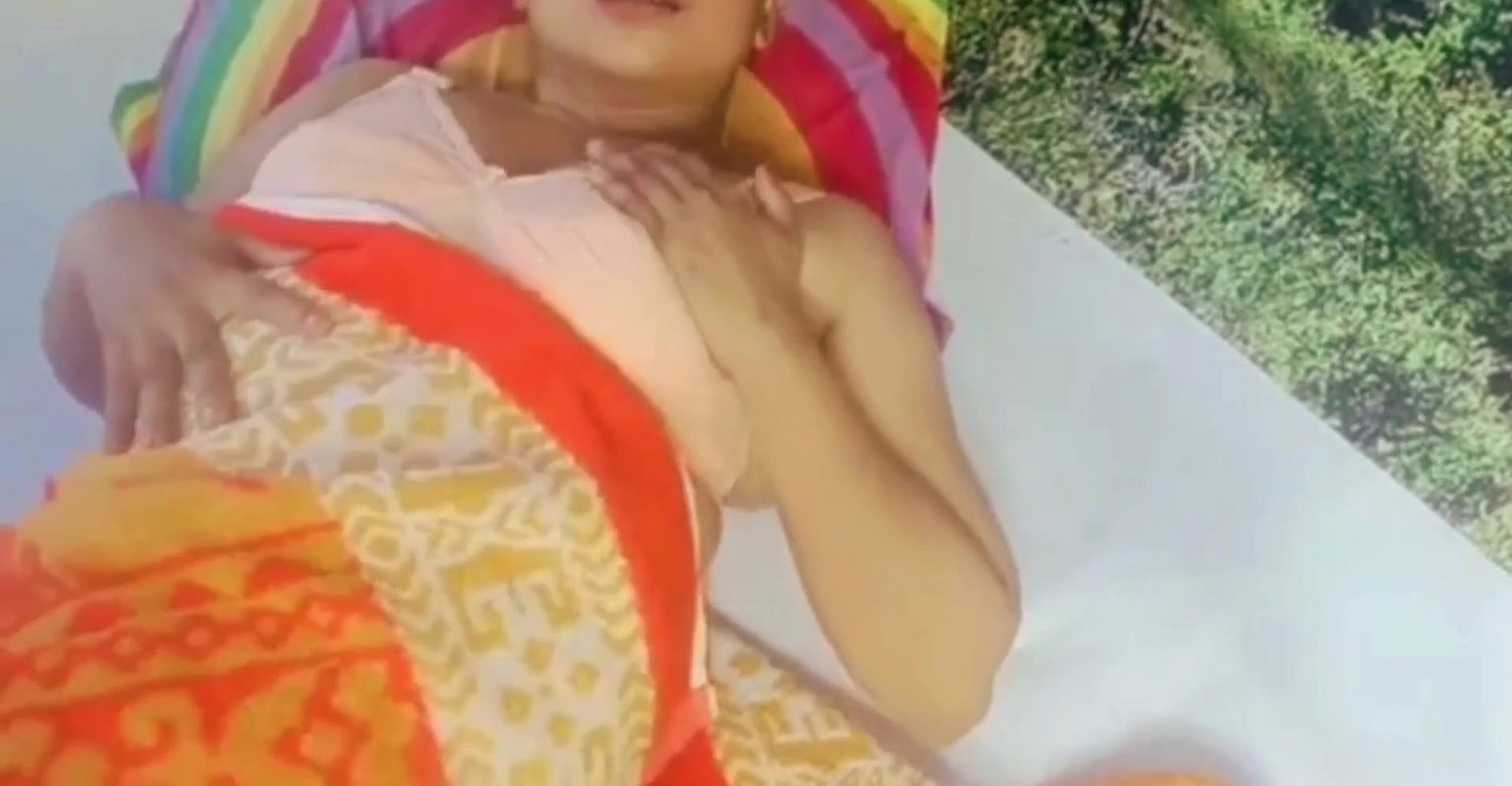 The beautiful housewife called the message boy to her house and had sex