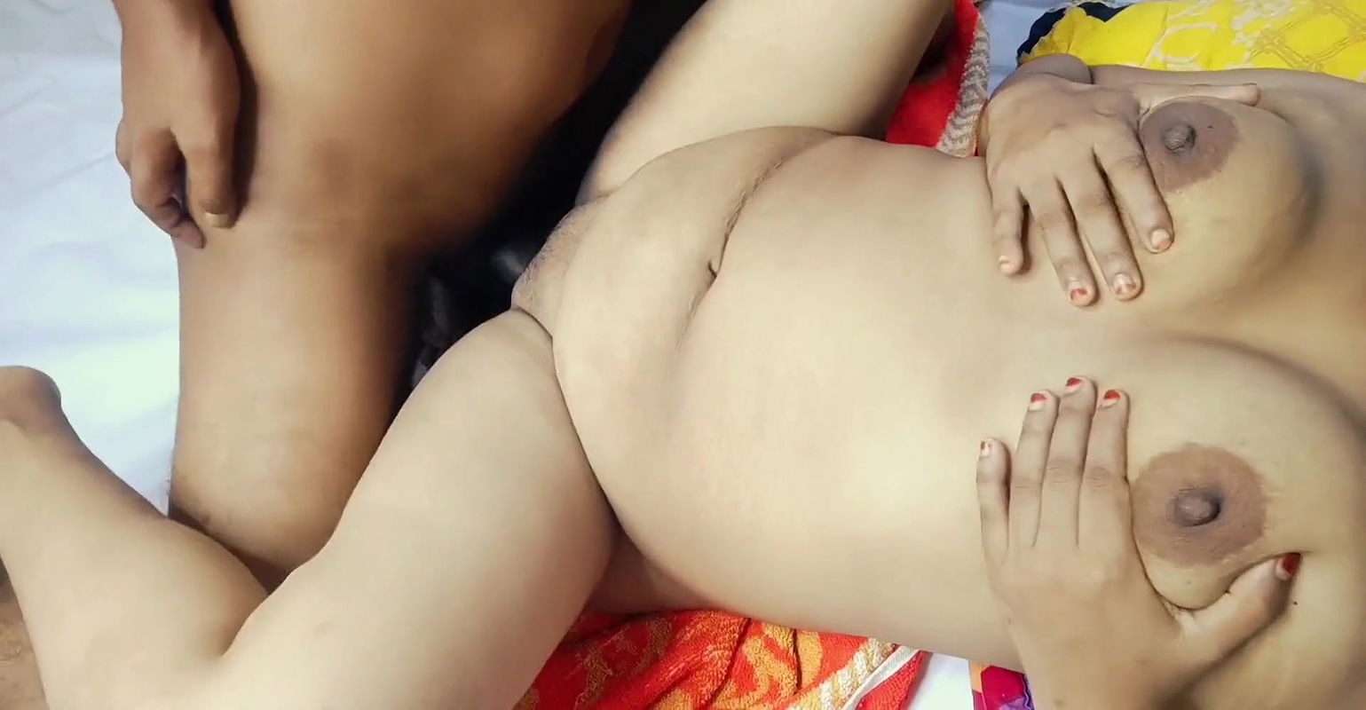 The beautiful housewife called the message boy to her house and had sex