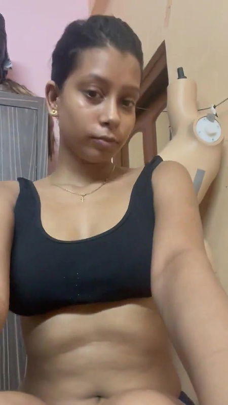 Desi babe Showing her boobs