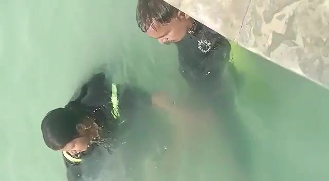 Aunty Giving Handjob to Husband in Public Pool