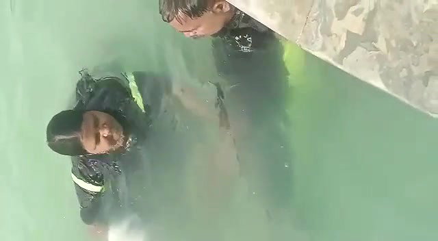 Aunty Giving Handjob to Husband in Public Pool