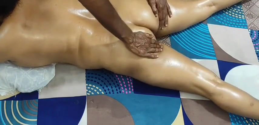 Desi indian big boobs bhabhi got oli massaged, oral deep throat and fucked by massage centre boy and cum on face