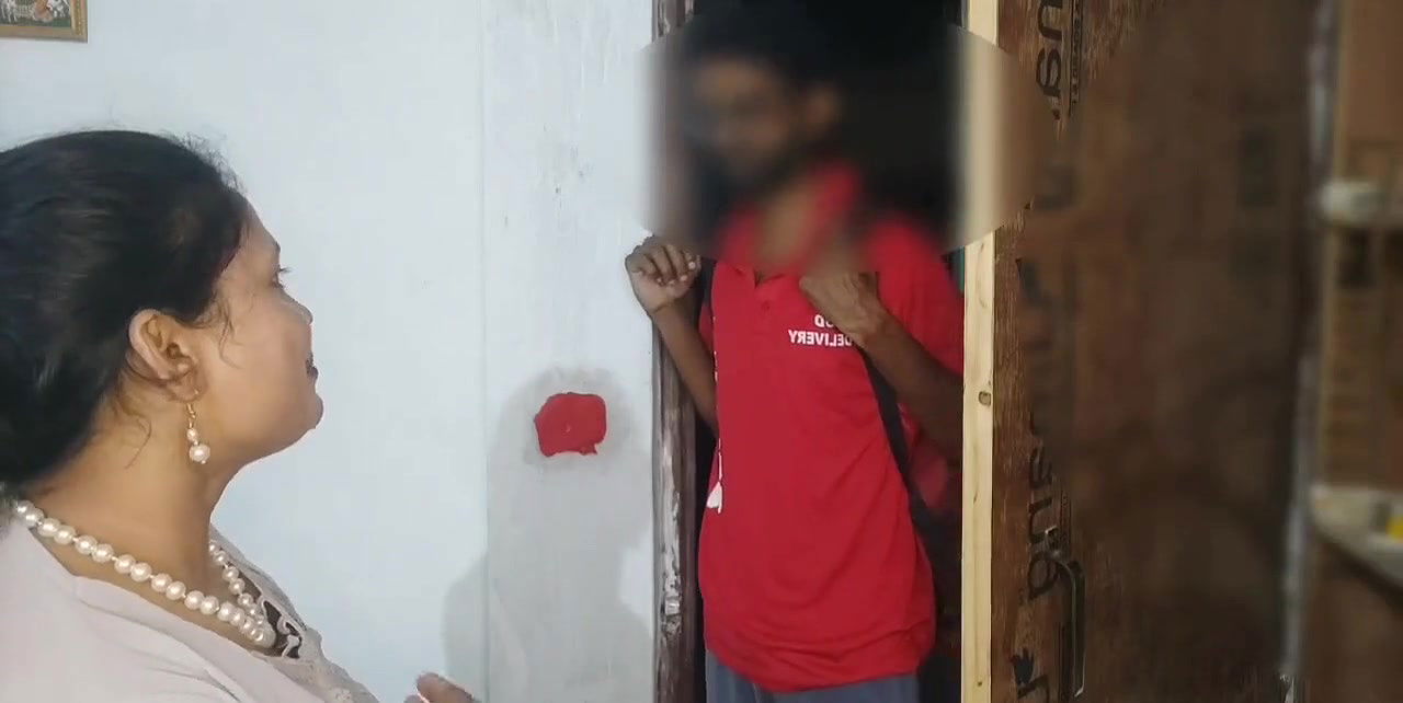 Desi Indian Modern Milf Bhabhi Gets Fucked With Facial By Pizza Delivery Boy