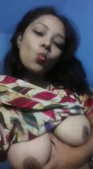 Sexy Gf Showing Boobs