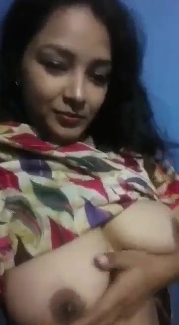 Sexy Gf Showing Boobs