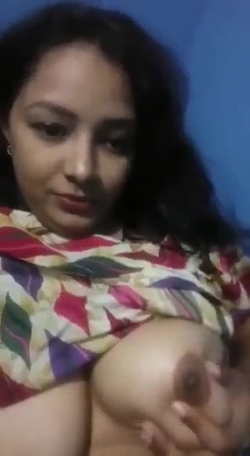 Sexy Gf Showing Boobs