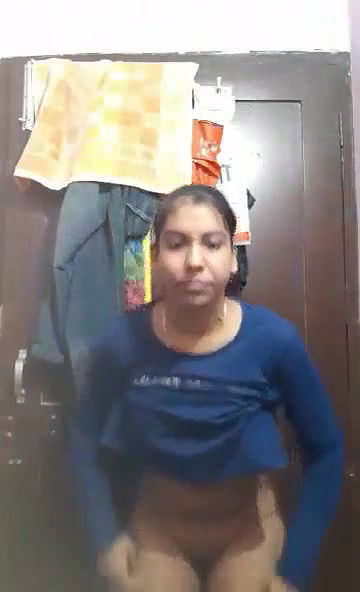 Cute Desi girl Shows her Boobs and Pussy