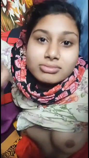 Sexy Indian Wife Shows Boobs and Sucking Dick