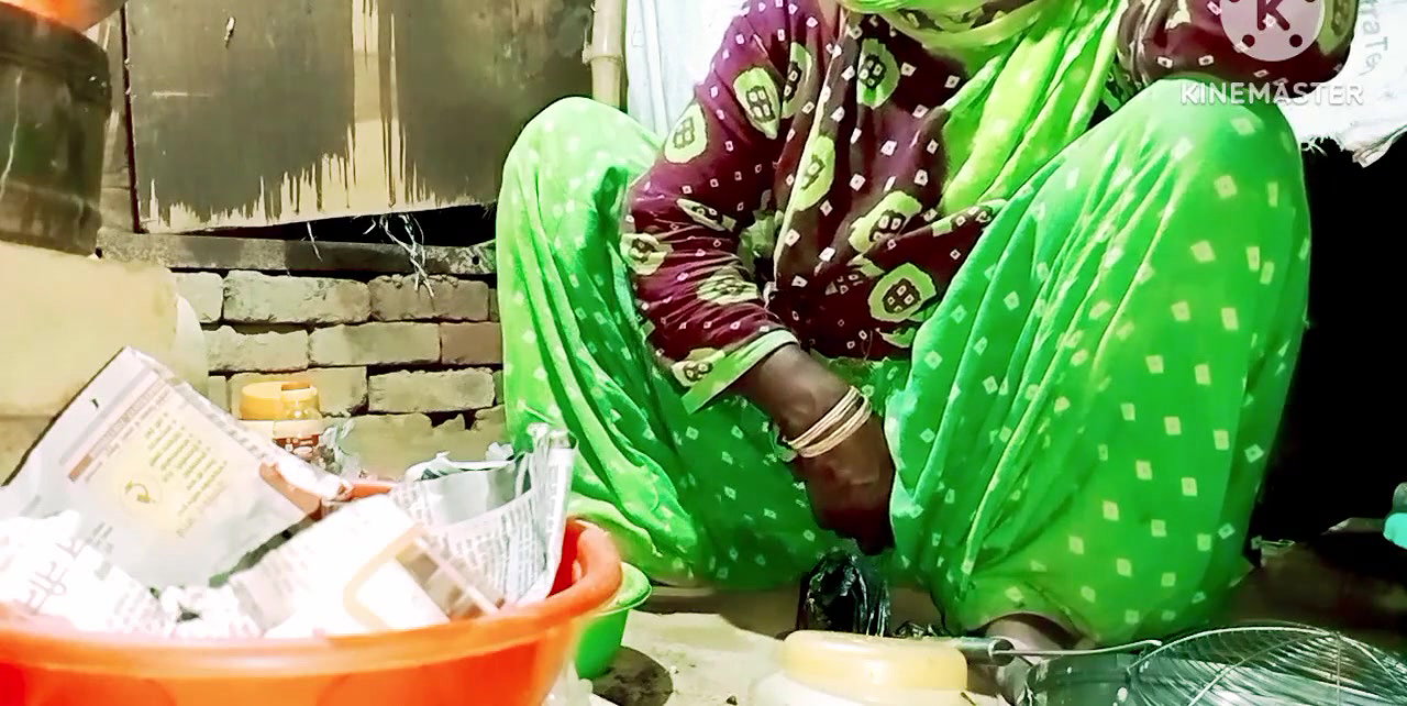 Aaj bhabhi ka itna gand mara ki chillane lagi aur Sine se dudh bhi nikal Dia se ho Dhokha hua hi nhi tha