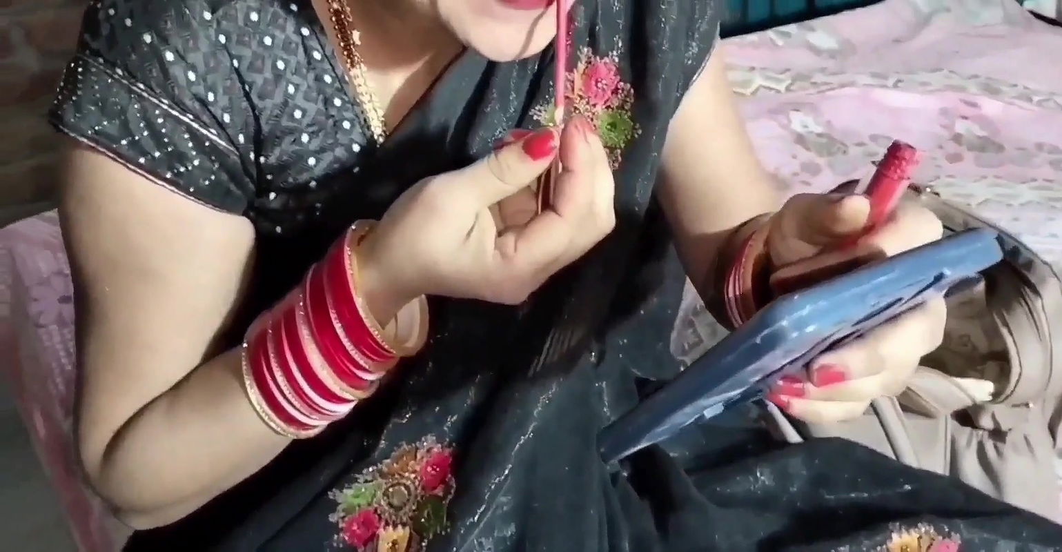 Beautiful Indian Girl Pissing In A Black Saree