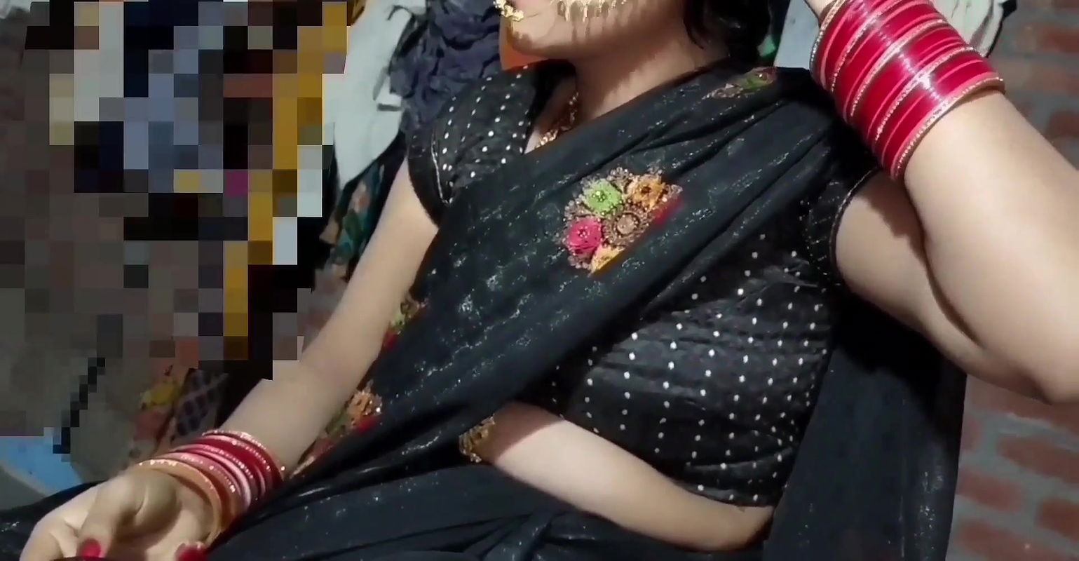 Beautiful Indian Girl Pissing In A Black Saree