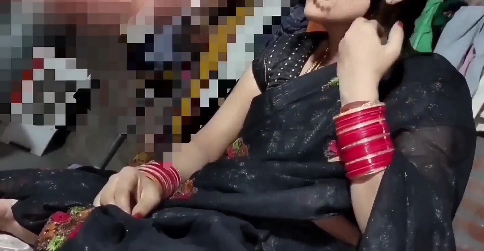 Beautiful Indian Girl Pissing In A Black Saree
