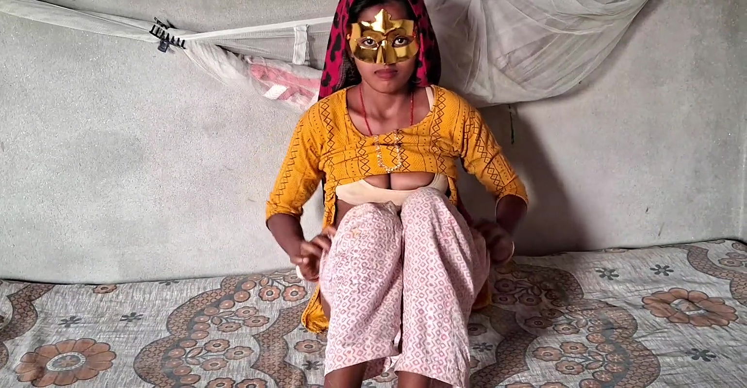 housewife ne apni chut mein ungali dalkar maje liya