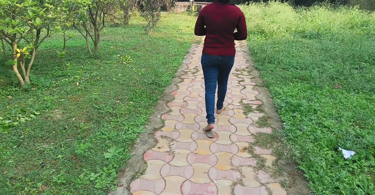 Xxx hot Indian desi girlfriend ko outdoor park me bulakar muhe me choda clear dirty audio me 18 yers girlfriend fuck in mouth