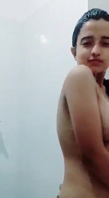 Beautiful Cute Girl Bathing New Leak