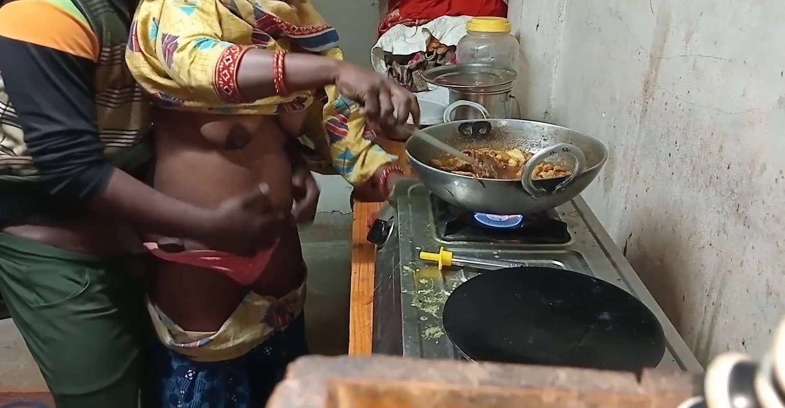 Beautiful big boobs indian step sister fucked by her younger brother in doggy style – Hindi Audios English me