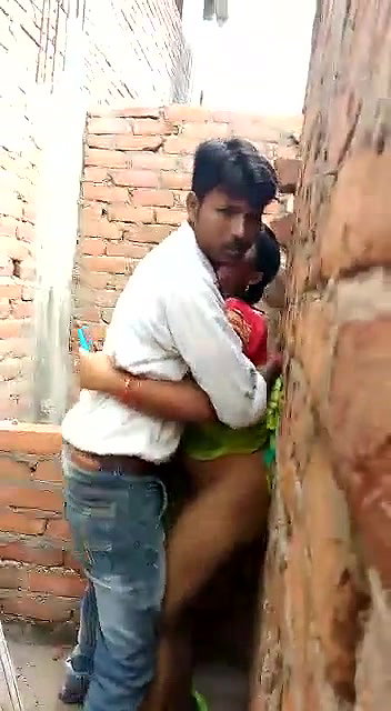 Desi Bhabhi Caught outdoor fucking