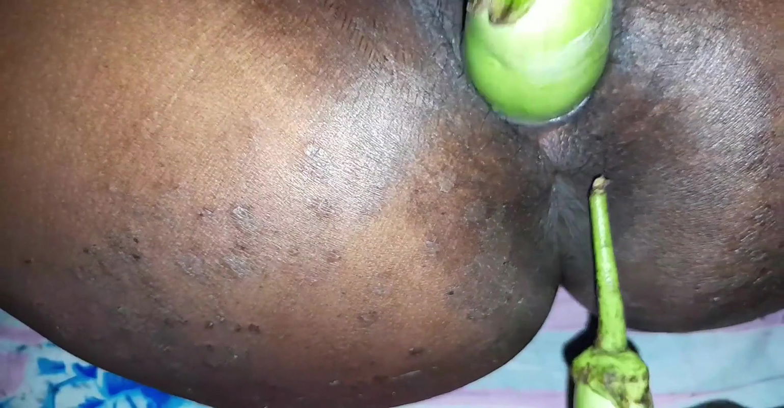 Pati pardesh se aakar patni ki chut me baigan dalkar choda