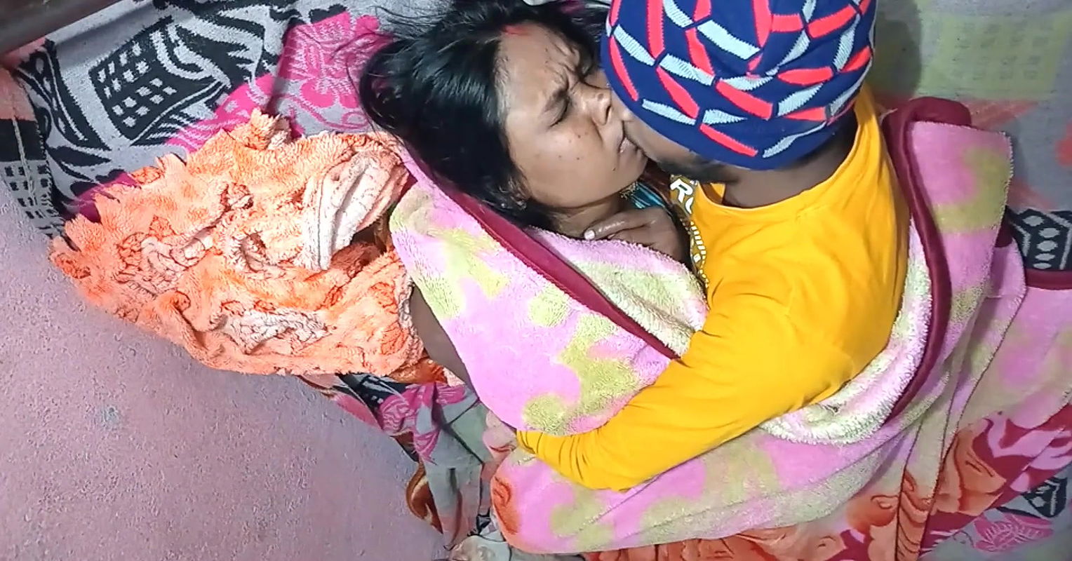 DESI MAIDA KO PELAE KAR DI RAAT ME SANDE KO