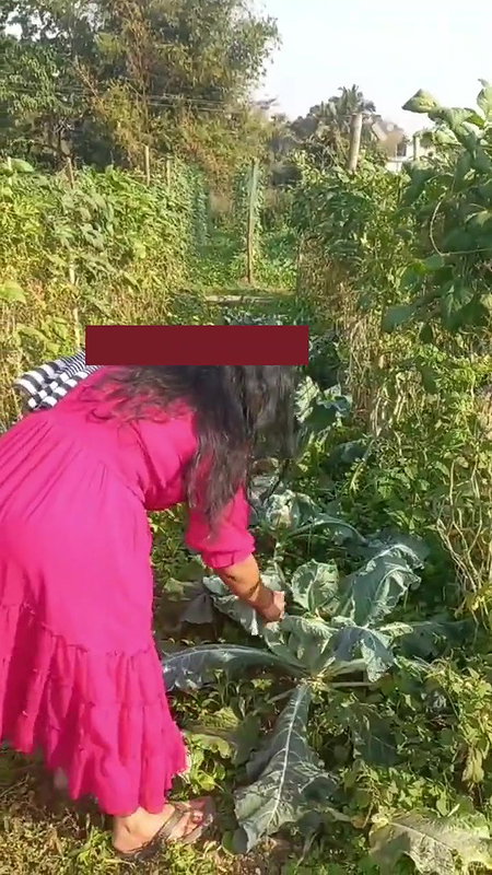 Desi bhabhi showing her big ass in public