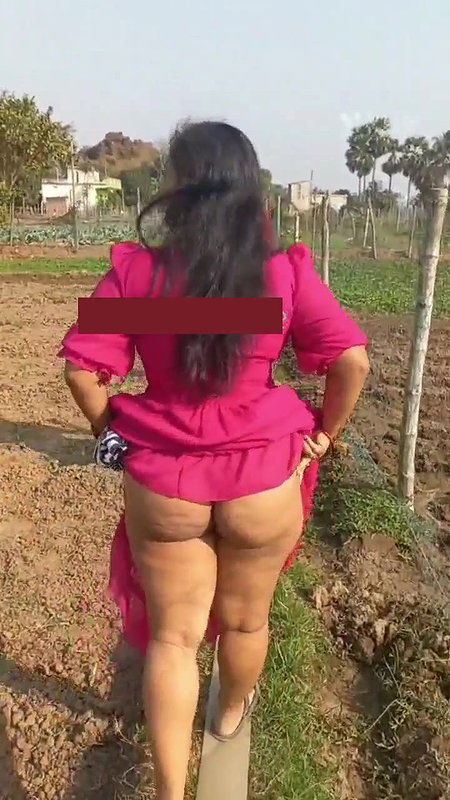 Desi bhabhi showing her big ass in public