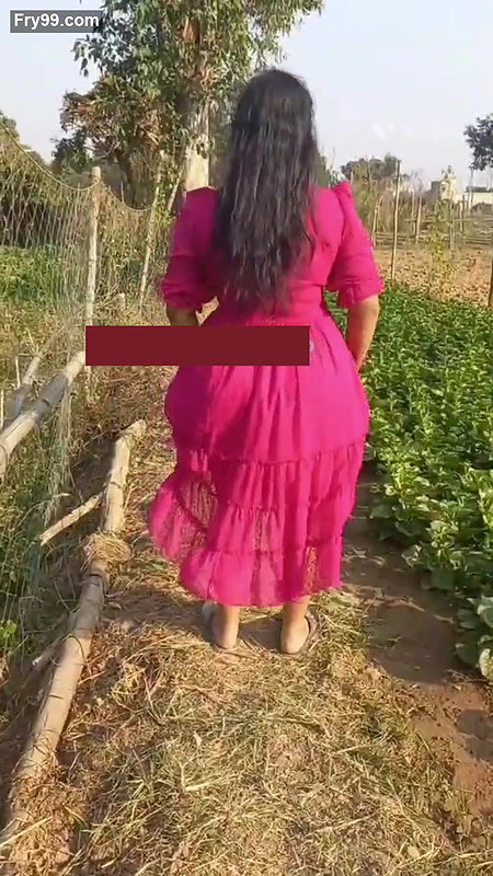 Desi bhabhi showing her big ass in public