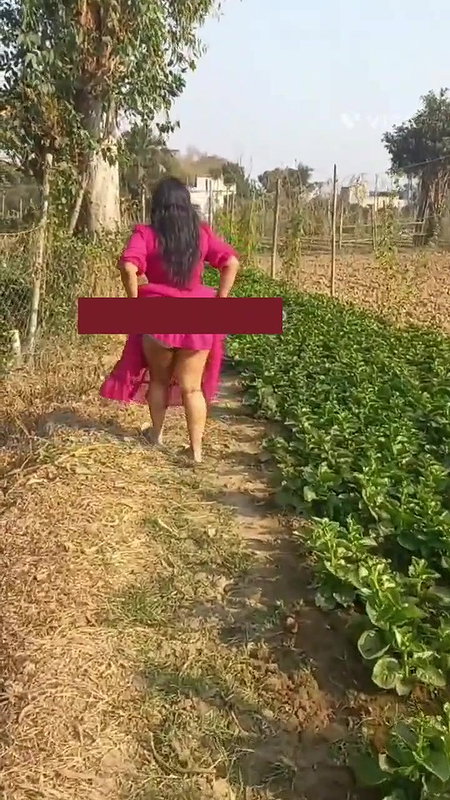Desi bhabhi showing her big ass in public