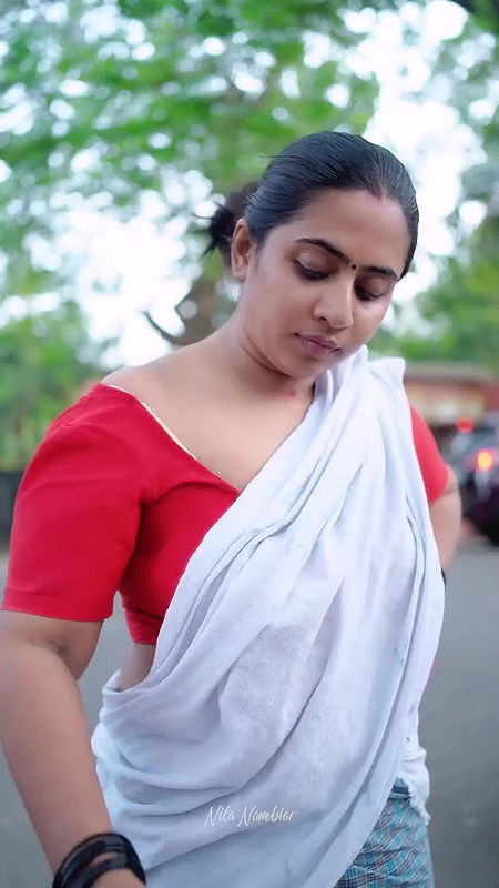 Unknown malayali model hot sizziling show in red blouse