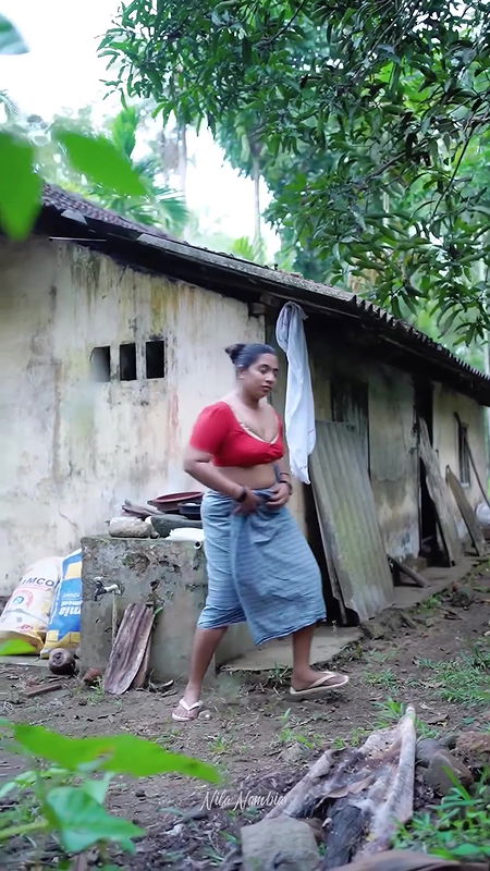 Unknown malayali model hot sizziling show in red blouse