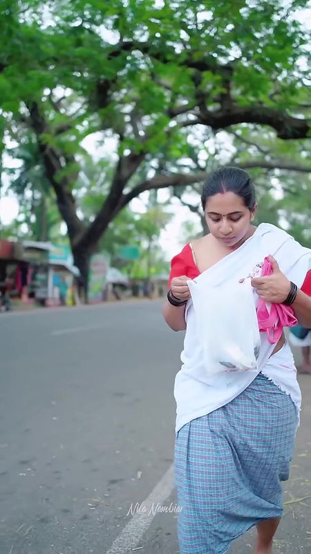 Unknown malayali model hot sizziling show in red blouse