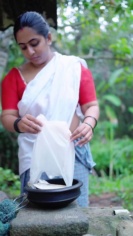 Unknown malayali model hot sizziling show in red blouse