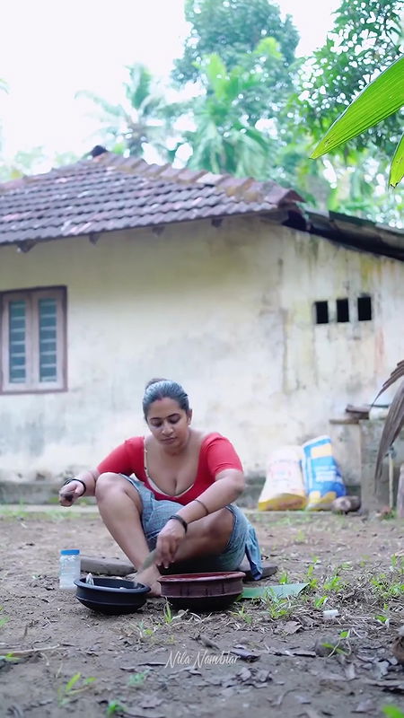 Unknown malayali model hot sizziling show in red blouse