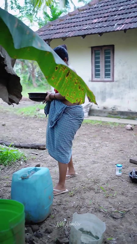 Unknown malayali model hot sizziling show in red blouse