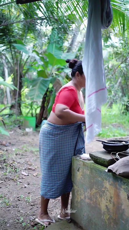 Unknown malayali model hot sizziling show in red blouse