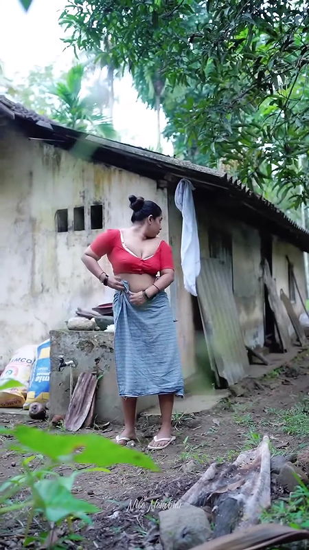 Unknown malayali model hot sizziling show in red blouse